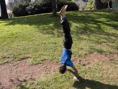 Lo troviamo mentre sta eseguendo una notevole "verticale", restando per un bel po' a testa in gi�